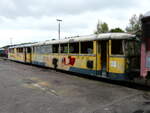 Keinen schönen Anblick bietet am 25.09.2010 der LZB-Messwagen 727 001, ex 795 113, bei der Hochwaldahn in Hermeskeil.