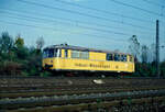 Der aus einem Schienenbus der BR VT 98 umgebaute Indusi-Messwagen 728 001 ist 1985 auf der Strecke zwischen den Bahnhöfen Heidelberg-Wieblingen und Mannheim-Friedrichsfeld unterwegs.