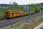 Bauarbeiten zur Elektrifizierung der Sdbahn, Streckenabschnitt Biberach - Aulendorf. Whrend rund 3 km nrdlicher nur vereinzelt Oberleitungsmasten stehen, wird bei Ummendorf bereits die Oberleitung montiert wird. Ein Fahrleitungsmontagewagen, zwei Trommelwagen und ein Zweiwege-Unimog wurden am 25.04.2019 fotografiert.