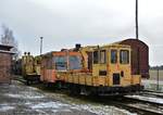 In einem Bahnmuseum in Ostdeutschland dürfen Fahrzeuge der ehemaligen Reichsbahn natürlich nicht fehlen. Hier stehen 3 kleine Fahrzeuge für den damaligen Gleisbau. Vorne sieht man einen Skl 24, in der Mitte steht ein Gleismessfahrzeug GMF62 mit 8t Gewicht und einer Höchstgeschwindigkeit von 50km/h, hinten steht ein kleiner Kran.

Staßfurt 07.01.2017