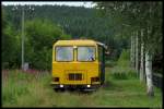 Der Wernesgrüner Schienenexpress, ein umgebauter SKL 25, erreicht auf der Fahrt von Schönheide Süd nach Hammerbrücke den Haltepunkt Rautenkranz.(08.07.2012)