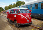 
Ein VW T1 auf Schienen.....
Die BA-Draisine (Bahnamtsdraisinen) mit einer VW-Transporter T1a -Karosserie Klv 20-5011, Art BA-Draisine 200 der BLE Butzbach-Licher Eisenbahnfreunde e. V. am 02.10.2016 beim Tag der offenen Tür der BLE Butzbach-Licher Eisenbahnfreunde e. V. in Butzbach.

Das Fahrzeug vom Typ GBA 1 auf Basis einer  VW-Bus-Karosserie wurde 1955 von Martin Beilhack Maschinenfabrik und Hammerwerk GmbH in Rosenheim unter der Fabriknummer 2647 gebaut und an die Deutsche Bundesbahn (DB) als Klv 20-5011 (Klv = Kleinwagen mit Verbrennungsmotor)  geliefert. Die Ausmusterung bei der DB erfolgte in den 1970er-Jahren. Zwischen 2009 und 2010 wurde die VW-Bus-Draisine durch die im thüringischen Breitungen ansässigen Firma Martin Peter Carrestoration (Restaurierung des Schienenwolgas) wieder koplett restauriert.  Am 18.03.2010 wurden mit der Abnahme der Hauptuntersuchung im Bw Vacha die Arbeiten abgeschlossen und sie kehrte wieder zurück nach Butzbach. Hier steht sie jetzt interessierten Eisenbahnfreunden nach Absprache zur Vorführung bereit. Infos unter http://www.ble.loyal-systems.de/node/1

Geschichte der Bahnamtsdraisinen:
Nach den 1953 an die Deutsche Bundesbahn (DB) gelieferten 35 Stück  Bahnamtsdraisinen  (BA-Draisine) des Typs  GBA  mit den 1955 eingeführten neuen Betriebsnummern Klv 11-4101 bis Klv 11-4135 (Klv = Kleinwagen mit Verbrennungsmotor) wurde ab 1954 der Prototyp einer BA-Draisine mit einer VW-Bus-Karosserie von der DB getestet. Er erhielt die Betriebsnummer Kl 15401. Von dem daraus entwickelten Serienfahrzeug des Typs  GBA1  wurden 1955 dann 30 Stück gebaut und an die DB ausgeliefert. Die Lieferung erfolgte zu je 15 Fahrzeugen durch die beiden Firmen Martin Beilhack Maschinenfabrik und Hammerwerk GmbH Rosenheim (MB) (Betriebsnummern Klv 20-5001 bis Klv 20-5015) und Waggon- und Maschinenbau GmbH Donauwörth (WMD) (Betriebsnummern Klv 20-5016 bis Klv 20-5030). Der Prototyp Kl 15401 wurde erst Ende 1956 von der DB übernommen. Nach dem 1955 eingeführten neuen Betriebsnummernsystem für Nebenfahrzeuge änderte die DB die Betriebsnummer in Klv 20-5031. Die BA-Draisinen dienten den Bahnämtern zur Streckenbereisung und Kontrolle der Bahnanlagen. Die meisten dieser 31 Fahrzeuge wurden bis Ende der 1970er Jahre ausgemustert. Nach aktuellen Erkenntnissen blieben 7 Fahrzeuge bei Eisenbahnfreunden erhalten.
Über die Geschichte der Draisine Klv 20-5011 ist leider nur sehr wenig bekannt, da das Original-Betriebsbuch nicht mehr existiert. Sie wurde 1955 an das Bahnbetriebswerk (Bw) Plattling ausgeliefert. Von dort aus war sie zuletzt bis ca. 1976 für die Signalmeisterei (Sigm) Plattling im Einsatz. 

Beschreibung
Beim Bau dieser Draisinentype wurde die Karosserie der Kombi-Ausführung des Transporter T1a von Volkswagen verwendet. Von der Volkswagen AG wurde die komplette Karosserie mit eingeschweißtem Hilfsrahmen sowie die Antriebseinheit mit 24,5 PS-Benzin-Boxermotor in Industrieausführung und angebautem mechanischen Viergang-Getriebe zugeliefert. Die Karosserie wurde auf einen zusätzlichen geschweißten Hauptrahmen gesetzt. An diesem war mittig eine hydraulische Hebevorrichtung befestigt, die ein Drehen des Fahrzeuges auf der Stelle zum Richtungswechsel oder Ausgleisen ermöglichte.
Zum Zeitpunkt der Auslieferung der Draisinen war bei der DB noch nicht das erst 1956 eingeführte Firmenlogo in Verwendung. Daher herhielten die Klv 20er auf der Front ein außergewöhnliches DB-Zeichen, die Buchstaben DB in einem Kreis. Während der Prototyp noch ein erhabenes Blechzeichen angeschraubt bekam, wurde das Zeichen bei den Serienfahrzeugen auflackiert. Es ist nicht bekannt, dass dieses Zeichen davor oder danach noch einmal bei der DB Verwendung fand. Mit den Jahren wurde dieses DB-Zeichen bei den meisten Draisinen überstrichen.
Ursprünglich waren an den Draisinen beide originalen VW-Scheinwerfer und das rechte Rücklicht in Betrieb. Der in Fahrtrichtung linke Scheinwerfer wurde zur Signalisierung des damals noch verwendeten Falschfahrt-Spitzensignals (Zg 2 - eine rote und eine weiße Laterne) zusätzlich mit einer roten Standlicht-Glühbirne versehen. Damit sie entsprechend der Vorschrift sichtbar wird, musste in diesem Fall die weiße Bilux-Lampe dieses Scheinwerfers durch den dafür vorgesehenen Schalter ausgeschaltet werden. Mit der Sonderarbeit 5/56/I (Anbau der neuen Signalleuchten und Signalstützen) wurden ab Mai 1956 die VW-Leuchten abgeklemmt und überstrichen oder (wie hier) ausgebaut und verblecht. Stattdessen wurden die neu bei allen Nebenfahrzeugen vorgeschriebenen Standartlampen vorne (2 x weiß) und hinten (1 x rot) eingebaut.

Technische Daten
Hersteller: Martin Beilhack Maschinenfabrik und Hammerwerk GmbH, Rosenheim
Baujahr: 1955
Fabrik-Nr.: 2647
Herstellertyp: Bahnamtsdraisine GBA 1
DB-Stammnummer: Klv 20
DB-Bauart (BA):  200
Motor:  luftgekühlter 4-Zylinder 4-Takt VW-Benzin-Boxermotor,  122
Hubraum:1.192 ccm
Leistung:  20 kW (27 PS) bei 3.000 U/min
Höchstgeschwindigkeit:  70 km/h bis 10 ‰ / 50 km/h bis 25 ‰ / 20 km/h bis 40 ‰
Schaltgetriebe:  ZF S 4-7 (4 Vorwärts-, 1 Rückwärtsgang)
Bremse: Trommelbremse, an allen 4 Rädern
Betriebsbremse: ATE-Fußpedal-Bremse, hydraulisch, auf alle 4 Räder wirkend
Feststellbremse: Handhebel-Seilzug-Bremse, mechanisch, auf die 2 Hinterräder wirkend
Tankinhalt: 40 l
E-Anlage:  6 V
Karosserie: 3-türig, VW Typ 221, VW-Fabrik-Nr. 101280
Länge: 4.100 mm
Breite:  1.700 mm
Höhe (über SO): 1.850 mm
Achsstand: 2.400 mm
Achsfolge:  1A
Eigengewicht: 1.750 kg (laut Anschiftentafel 1.520 kg)
Ladegewicht: 800 kg
zugelassene Personen: 1 Fahrer + 7
Sonstiges: hydraulische Dreh- und Hebeeinrichtung

Quelle: BLE Butzbach-Licher Eisenbahnfreunde e. V. http://www.ble.loyal-systems.de/node/1
Ein kleiner Verein der Spenden immer gut gebrauchen kann.