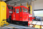 Akku-Schleppfahrzeug (ASF) 102 des Typs LEW EL 16 weilt in der Werkshalle der DB Cargo Lokwerkstatt in Halle (Saale).