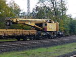 Am 09.11.2019 wartet der Kirow-Kran der Firma Hering Gelisbau GmbH im nördlichen Gleisfeld des Bahnhofs Darmstadt-Eberstadt auf seinen Einsatz.Genaue Bezeichnung: Gleisbauschienenkran KRC 810T