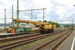 DB Bahnbaugruppe Kirow EDK Gleisbaukran am 31.07.21 in Bad Vilbel vom Bahnsteig aus fotografiert