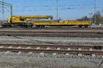 Kirow Eisenbahndrehkran 901 der DB Bahnbau Gruppe mit Schutzwagen 99 80 9 510 004 1 am 11.03.2020 in Aulendorf. Aufnahmestandort im Grünstreifen zwischen Straße und Gleis.