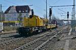 Nachschuss auf den von 212 133-3 gezogenen Kirow Eisenbahndrehkran 901 der DB Bahnbau Gruppe mit Schutzwagen.