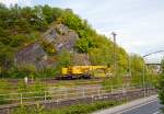 
Der 125t - KIROW Gleisbauschienenkran KRC 810 T der Hering Bau (Burbach), Schweres Nebenfahrzeug Nr. D-HGUI 99 80 9419 010-0, fährt am 09.05.2015, nach dem Ablegen einer Weiche im Hbf Siegen, nun wieder Rückwärts zum Lagerplatz um das nächste Teil zu holen.

Der Kran wurde 2013 von KIROW in Leipzig unter der Fabriknummer MT2012170324 gebaut und an die Hering Bau geliefert. Die Hering Bau gehört in Deutschland zu den größten Eisenbahnkran-Dienstleistern, sie hat 10 eigene Krane.