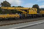 Weichenerneuerung im Bahnhof Biberach (Ri) - Gleisbauschienenkran KRC 450 T “Magdeburg“ von Leonhard Weiss (97 82 52 501 19-9) am 11.10.2016 in Biberach (Ri).