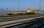 Weichenerneuerung auf dem Bodenseedamm in Lindau (|||) - Nachdem eine Regionalbahn zum Hauptbahnhof die Gleisbaustelle passierte hatte, setzte sich der Gleisbauschienenkran KRC 450 T von Leonhard