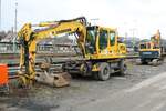 Liebherr 900 Zweiwegebagger am 11.12.21 in Wiesbaden Hbf 