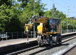 Zweiwegebagger D-VELOG 9980 9902 531-4 (Catapillar M323F) am 25.06.2024 im Baugleis in Veitshöchheim.