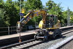 Zweiwegebagger D-JH 99 80 9903 634-0 (Liebherr A 922 Rail Litronic) der Joseph Hubert GmbH, am 25.06.2024 im Baugleis in Veitshchheim.