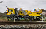 VDE 8 Komplexmaßnahme Halle Rosengarten–Angersdorf  ▶ Standort: Angersdorf, Auenweg    Zweiwegefahrzeug MAN TGS 26.480 / OMF 140T SFE DG-DG mit Wechselaufbauten (99 80 9906 034-0