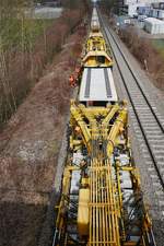 Gleisumbauzug MATISA P 95 (99 80 9211 007-6 D-SBAU) zwischen Biberach (Riß) und Warthausen - Der Portalkran hat Nachschub an Neuschwellen gebracht, die im unteren Teil de Zuges verlegt bzw.