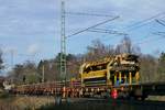 Gleisumbauzug MATISA P 95 zwischen Biberach Süd und Bahnhof Biberach (Riß) - Der Portalkran hat eine weitere Lage Altschwellen abgelegt (27.11.2019).