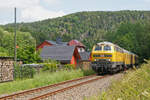 Hier zusehen ist 218 477 am 18.7.24 mit einem Messzug kurz vor Hennersdorf in Richtung Wolkenstein.