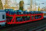 DB 4382 303-2 mit Autos als Messzug in Wuppertal, November 2024.