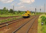 Ein MTW 100 von DB Netz am 30.05.2012 bei der Durchfahrt Richtung Bad Ksen, in Naumburg (S) Hbf.