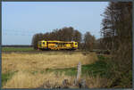 Der DGS 62N 9426 001-0 der Strabag hat am 12.04.2022 die kleine Brücke über den Tucheim-Parchener Bach bei Bergzow-Parchen überquert.