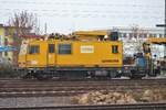 Europten Plasser und Theurer Oberleitungswagen mit Flachwagen am 12.01.19 in Bad Vilbel Bhf vom Bahnsteig aus mit Telezoom fotografiert