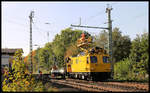 Seit dem 14.10.2019 ist die Rollbahn zwischen Osnabrück und Münster für einige Wochen voll gesperrt. U. a. sind auch im Bahnhof Natrup Hagen diverse Baumaßnahmen im Gange. Nach dem Rückbau der Überholgleise folgt nun das Umarbeiten der Oberleitung und der Ausbau der alten Weichen. Am 15.10.2019 war das Plasser & Theurer Fahrzeug 9 436004-2 bei Oberleitung Arbeiten im Einsatz zu beobachten. 