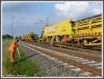 Gleisumbauzug der Firma Wiebe am 31.05.2008 im Einsatz beim Austausch des sdlichen Gleises der Strecke der Linie S1 Rdermark Ober-Roden - Wiesbaden zwischen der Station Sindlingen und dem Bahnhof