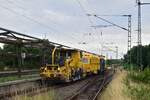 Ein Schotterpflug kommt zusammen mit einer Stopfmaschine aus Magdeburg zurück vom Tanken.