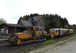 SCHIENENBAUZUG SSP 110 SW IM BAHNHOF LANGENHAHN (OBERWESTERWALDBAHN)  Am 24.4.2018 steht im BAHNHOF LANGENHAHN,mit 463 Meter über NN dem höchsten Punkt der  OBERWESTERWALDBAHN