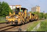 Nachschuss auf eine Schotterplanier- und Profilierungsmaschine (Plasser & Theurer SSP 110 SW) mit einer Gleisstopfmaschine (Plasser & Theurer 08-275 Unimat 3S) der Schweerbau GmbH & Co. KG, die am BÜ Hallesche Straße in Halle-Nietleben auf der Bahnstrecke Merseburg–Halle-Nietleben (KBS 588) Richtung Halle-Neustadt fährt.
Die NVR-Nummern waren leider nicht herauszufinden.
[25.5.2018 | 18:15 Uhr]