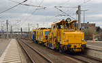 Am 17.03.19 rollte dieser Schotterpflug zusammen mit einer Stopfmaschine auf dem Gegengleis durch Bitterfeld Richtung Halle(S).