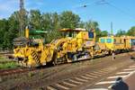 Hans Kaiser Gleisbau Plasser und Theurer Schotterplaniermaschine am 18.06.20 in Kahl am Main 