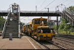 Nachschuss auf eine Schotterplanier- und Profilierungsmaschine Plasser & Theurer SSP 110 SW, die zusammen mit einer unbekannten Gleisstopfmaschine von 213 335-3 (DB V 100 2335) durch den Bahnhof