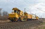 Zusammen mit einer Stopfmaschine und zwei Begleitwagen rollte diese Schotterplaniermaschine vom Typ USP 2000-C2 der Bahnbaugruppe am 05.02.22 durch Greppin Richtung Dessau.