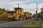 Ein Blick von hinten auf eine Schotterplanier- und Profilierungsmaschine Plasser & Theurer SSP 110 SW (99 80 9425 067-2 D-DB) – unterwegs im Tandem mit einer Zweischwellenstopfmaschine Plasser &