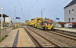 Nachschuss auf eine Universalschotterplaniermaschine Plasser & Theurer USP 2000 SWS und Plasser & Theurer Stopfexpress 09-3X (NVR-Nummern unbekannt) bei der Fahrt durch den Bahnhof Teutschenthal