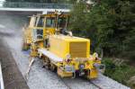 In Hagenow arbeitet sich die Schotterplaniermaschine SSP 110 SWB der Gleisbau-Busching-Wagner GmbH unter der Brcke durch.