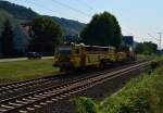 Gerade durchfährt diese Stompfmaschine mit einem Schotterplanierer Leutesdorf in Richtung Bad Hönnigen.22.8.2015