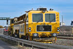 9421 014-8 Plasser & Theurer, Zweiwellenstopfmaschine 09-32 CSM im Bf Euskirchen - 13.02.2022