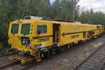 Die Weichenstopfmaschine 08-475 Unimat 4S war im Monat Juli 2019 in Hattingen auf einem Abstellgleis in der Nähe des Bahnhofes zu sehen.