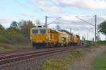 Zusammen mit einem Schotterpflug und zwei Begleitwagen rollte diese Stopfmaschine der bahnbaugruppe durch Greppin Richtung Dessau.