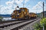 Hier zu sehen am 09.08.2017 in Rüdesheim eine Schotterverteil-und Planiermaschiene SSp 110 SW + eine 2 Schwellenstopfmaschiene 09-32 GSM von Plasser&Theurer.