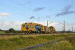 GBW 9124 008 (Plasser & Theurer Gleisstopfmaschine Unimat 09-4x4/4S) und 9125 008 (Plasser & Theurer Universalschotterplaniermaschine USP 2000-C2) in Richtung Osnabrück (bei Melle, 15.10.2021).