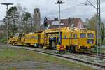 Plasser & Theurer Stopfmaschine Unimat 09-4x4/4S und Schotterprofiliermaschine SSP 110 SW von SPITZKE am 08.04.2022 in Friedrichshafen Hafen.