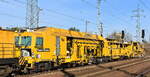 DB Bahnbau Gruppe GmbH, Berlin mit einer Universalstopfmaschine P&T Typ UNIMAT 09-16/​4S (USM 904) Name:  Theo  (D-DB 99 80 9424 014-5) am Haken von  293 008-9  am 22.11.23 Höhe Bahnhof