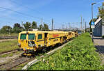 Am Rande des Bahnhofs Lindau-Insel ruhen sich eine Schotterplanier- und Profilierungsmaschine Plasser & Theurer SSP 110 SW (99 80 9425 092-0 D-BRS) sowie Universal-Stopfmaschine Plasser & Theurer