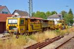 In Neckarelz ist eine Plasser&Theurer 09-32 CSM 97 4068 518 17-0 D-EPOOL mit einem .Tankanhnger und einem Schotterprofiliergert abgestellt.