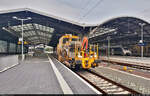 Universalschotterplaniermaschine Plasser & Theurer USP 2000 SWS (99 80 9425 074-8 D-DB) fährt langsam das Gleis 3 in Halle(Saale)Hbf ab, um den Schotter zu verteilen.