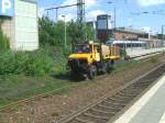 Ein Mercedes Unimog, beladen mit Flssigkeitsbehlter  und Schluchen rollt rckwrts durch den Bochumer Hbf an mir vorbei.