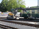 Ein Zweiwegebagger im Einsatz,beim Rasenden Roland,am 03.September 2024,in Putbus.